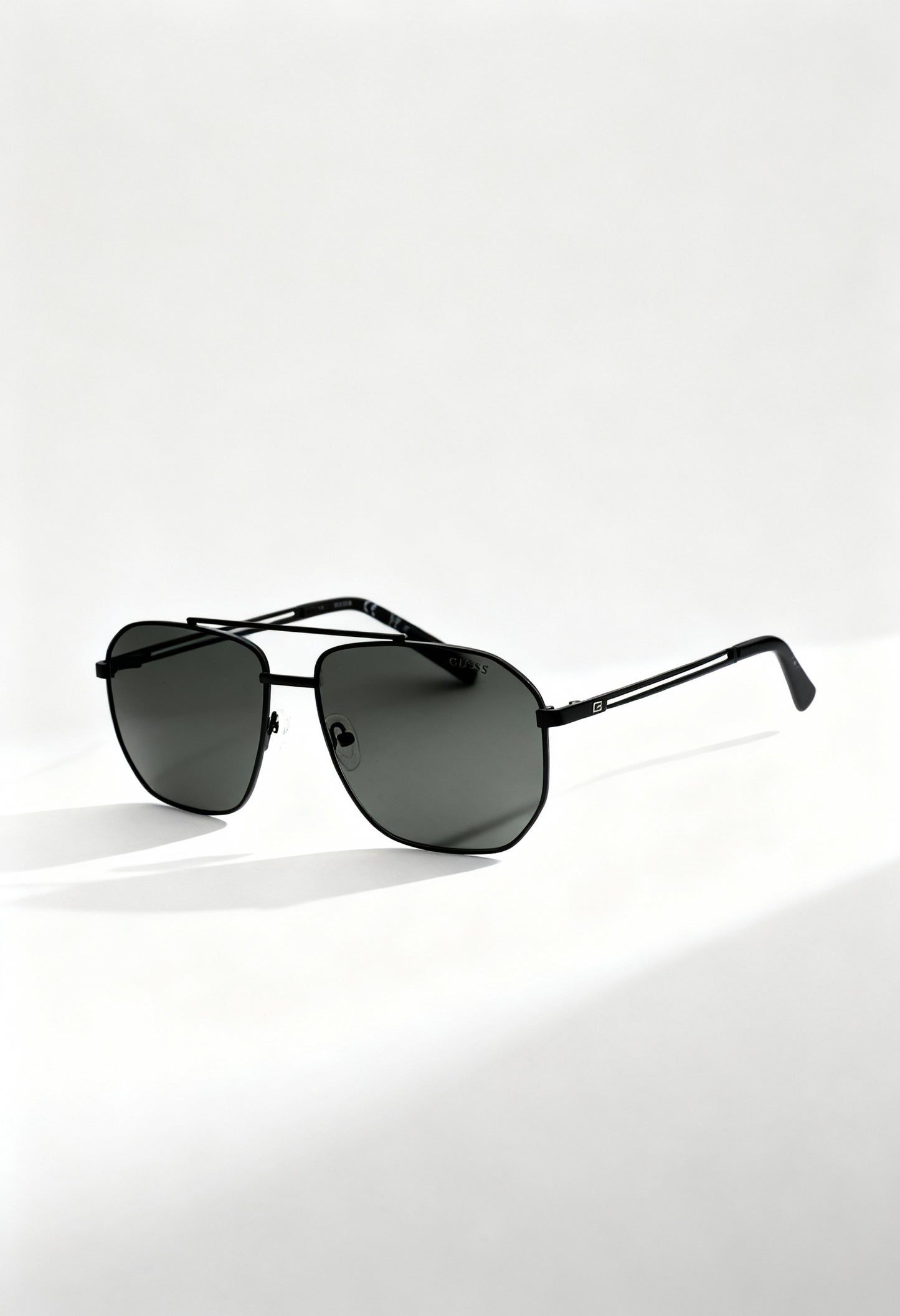 Guess GF5092 men’s sunglasses with black metal frame and UV-protective lenses, displayed on a white studio background.
