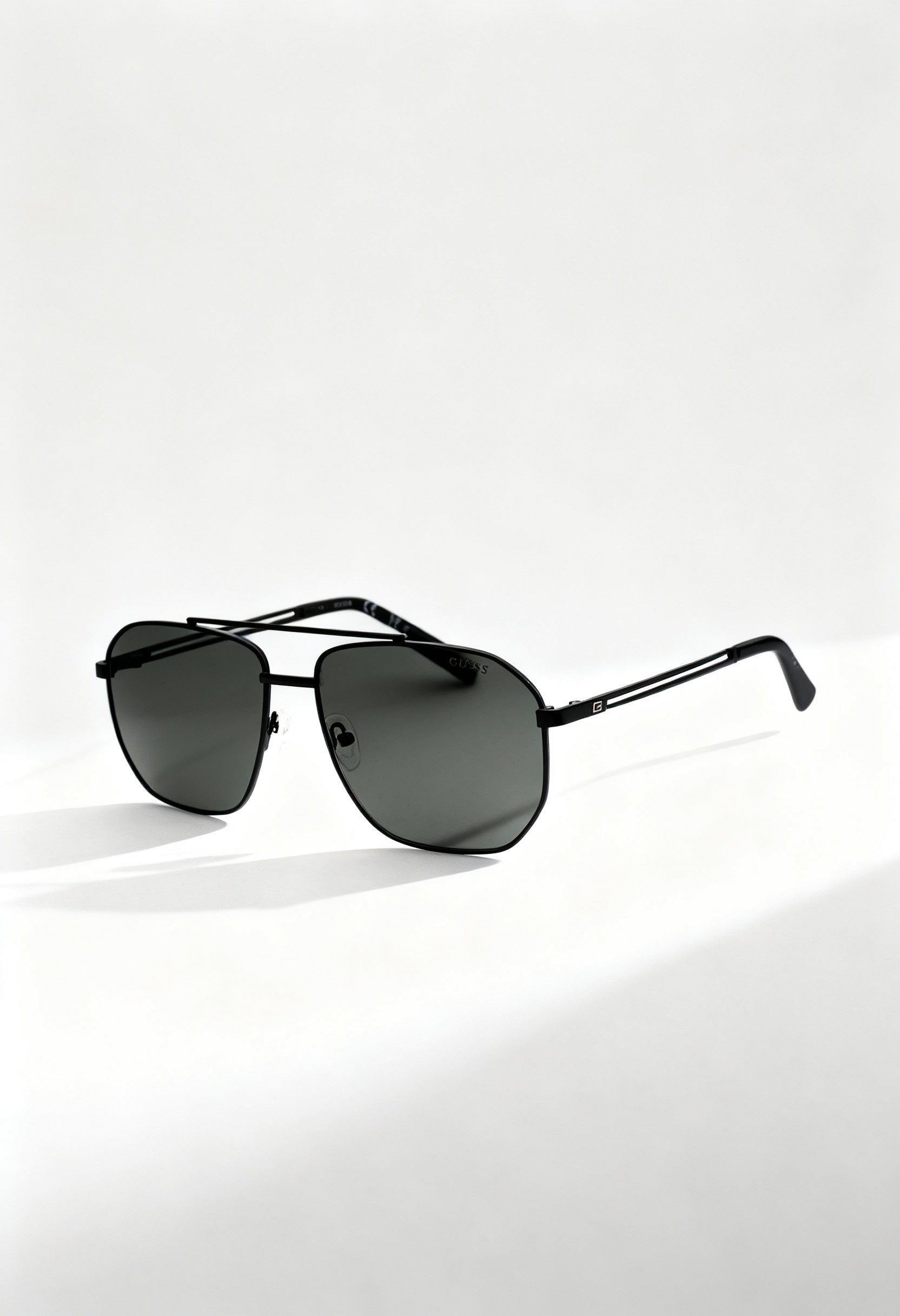 Guess GF5092 men’s sunglasses with black metal frame and UV-protective lenses, displayed on a white studio background.