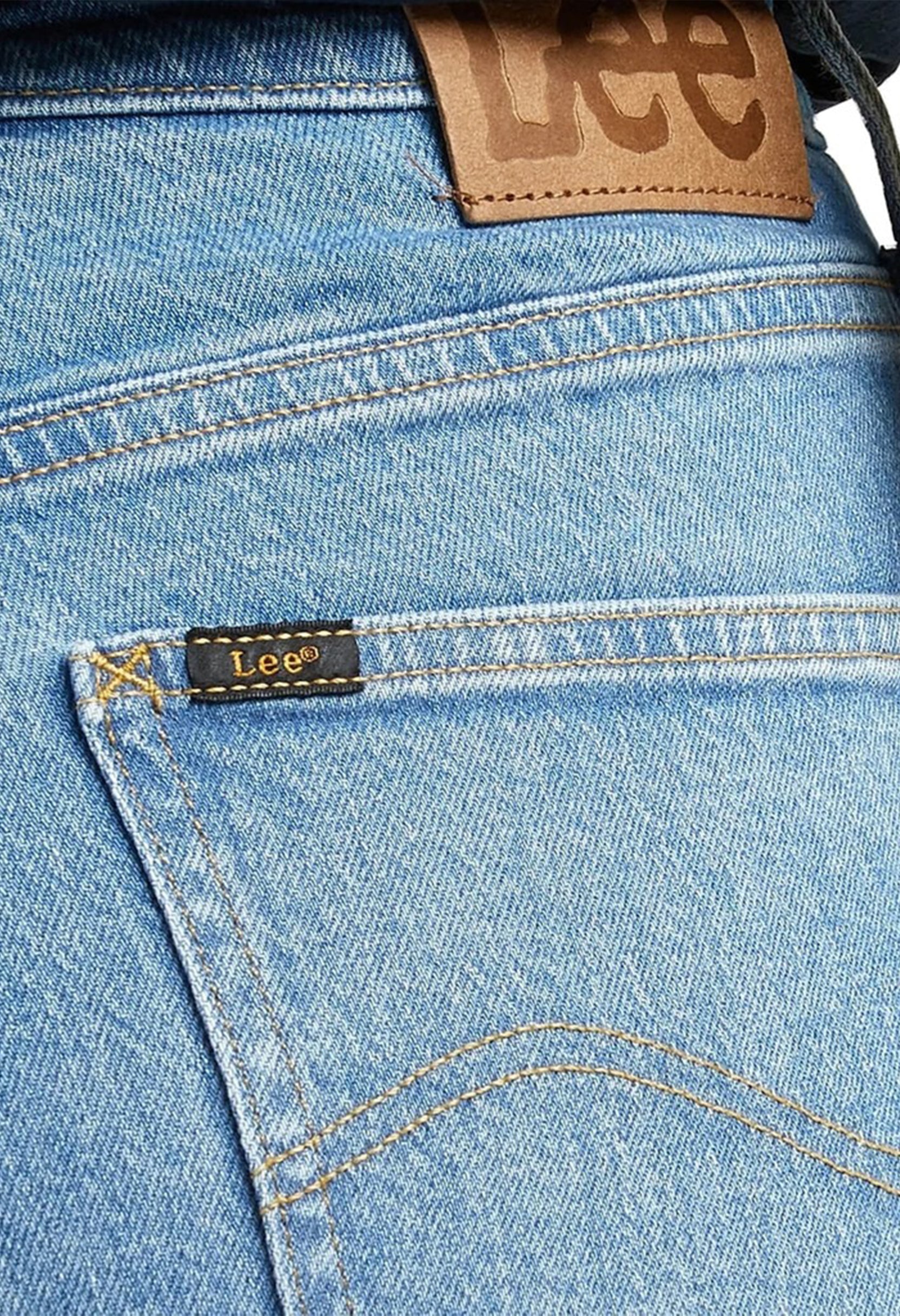Close-up detail of the Lee logo patch and pocket stitching on the L30UOWB59 light blue jeans.