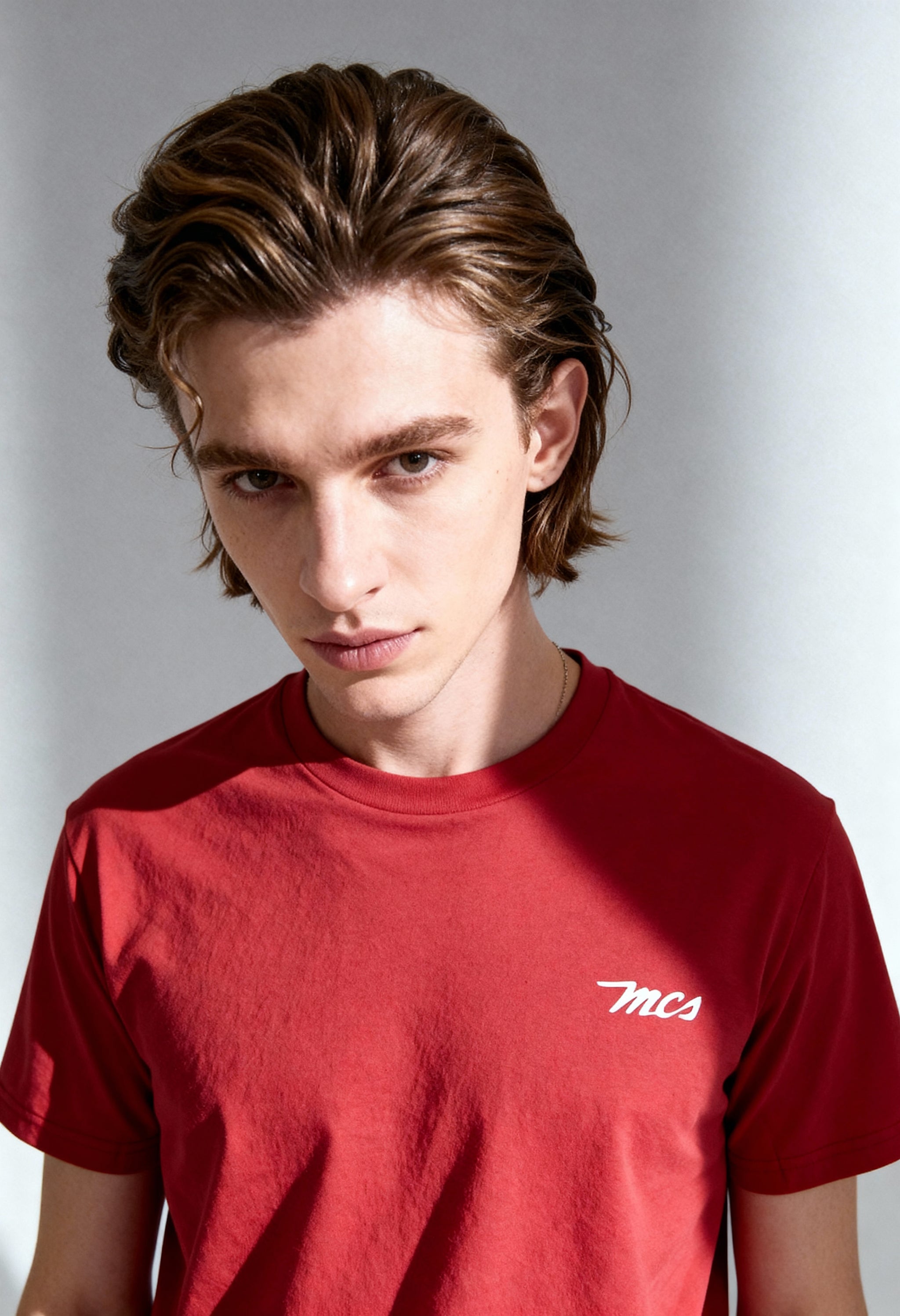 MCS men's red t-shirt model close-up, focusing on neckline and fit.